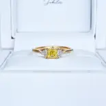 Pierścionek zaręczynowy z żółtym diamentem Fancy Vivid Yellow Pierścionek zaręczynowy z żółtym diamentem Fancy Vivid Yellow